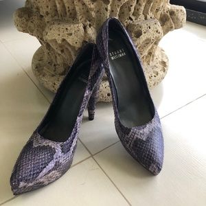 Sexy Stuart Weitzman Gray Snake Skin Pumps